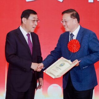 第十二屆全國(guó)政協(xié)副主席馬培華先生為張建云院士頒發(fā)獲獎(jiǎng)證書